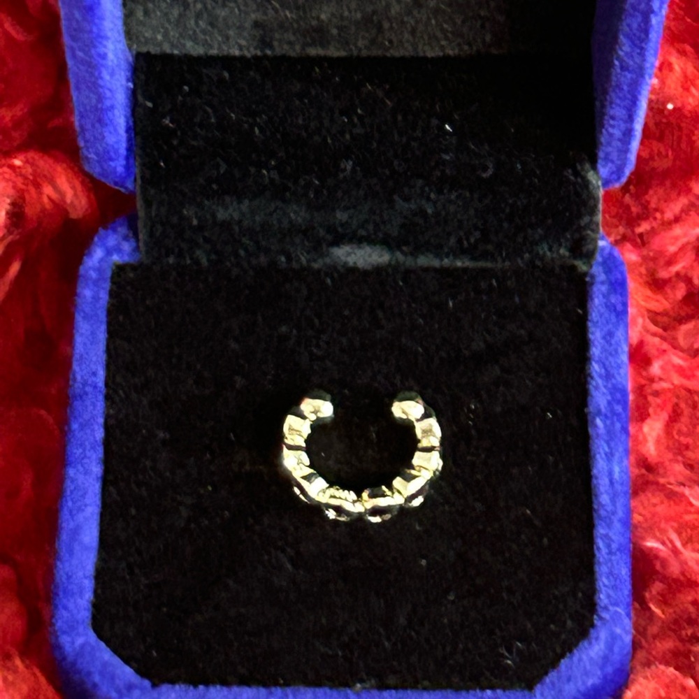 Ear cuff Earring - Picture 3 of 3